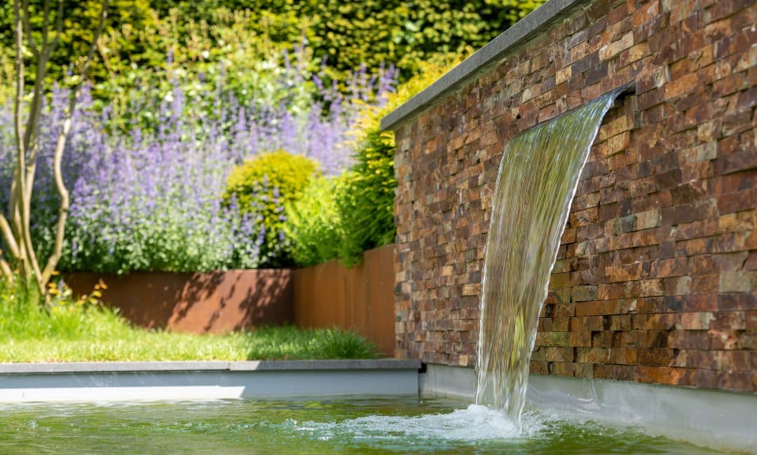 Naturpool mit Wasserfall im Taunus