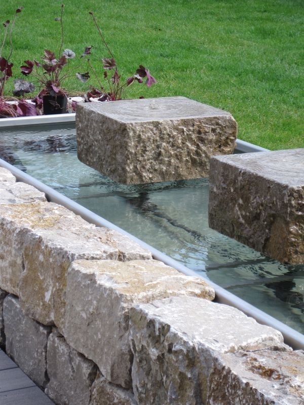 Quellstein als Gestaltungselement für Wasser im Garten
