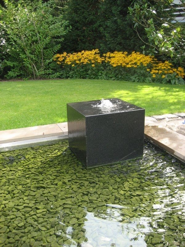 Wasserbecken als Gestaltungselement für Wasser im Garten