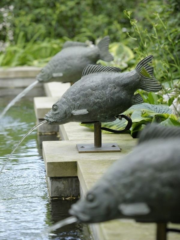 Fische als Springbrunnen und Wasserspiel als Gestaltungselement für Wasser im Garten
