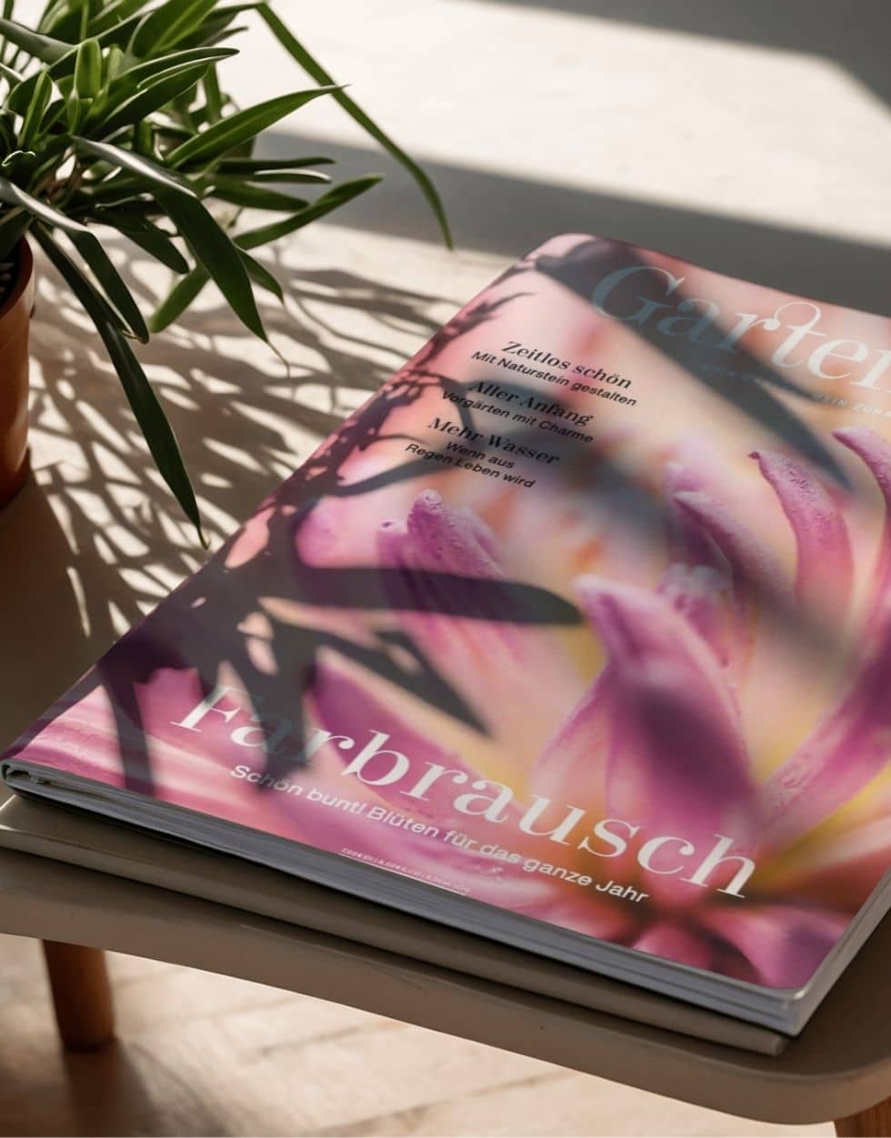 Teaserbild_GatrenArt_980x1251 Cover des Magazins GartenArt mit einer Hand und Pflanzenillustrationen in verschiedenen Farben.